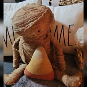 Primitive mummy with his Acorn